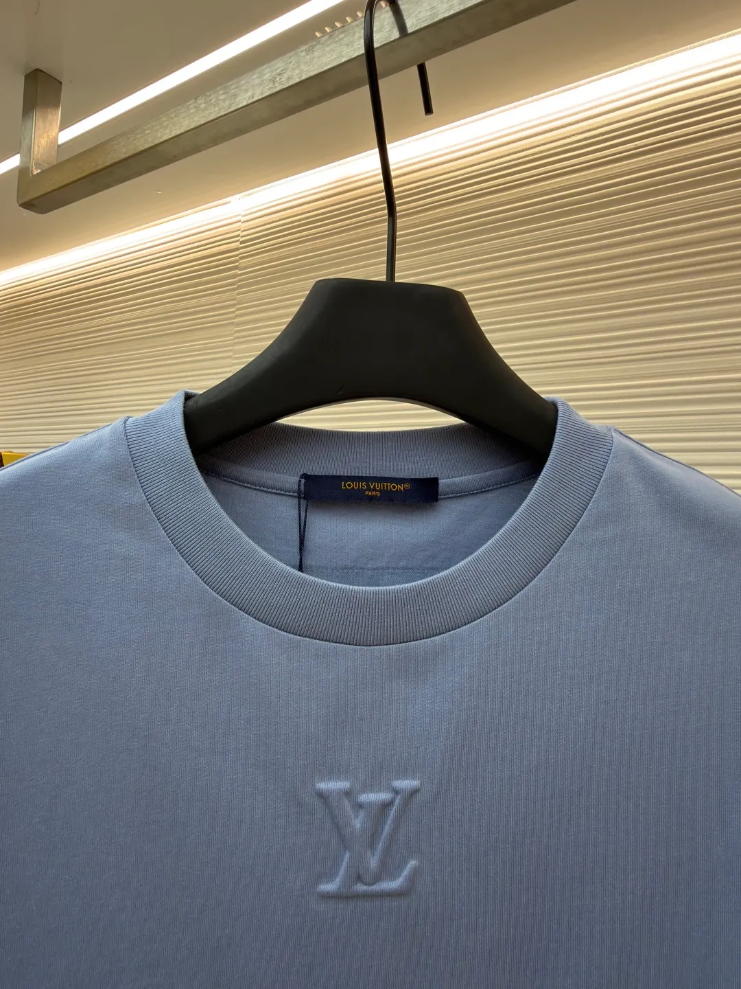 LOUISVUITTON embossed small label T-shirt ●Authentic product: purchased and developed by 5450 ●Item number: 1682105-A00 ●Fabric: pure cotton fabric ●Technology: embossed production ●Version: fitted version ●Weight: about 300 grams ●Size: XS-S-M-L ●Description: Fabric is 40S/2 Double-strand smooth cotton plain weave, dust-free wool processing; matching 40s single-strand combed cotton, 280g cylindrical machine rib. The front panel is stamped and filled. After low-temperature stamping with a steel stamp, the inside is filled with foam cotton. The bottom surface is directly sealed with low-temperature hot melt glue at 80 degrees Celsius. The integrated machine operation makes the relief pattern three-dimensional and full and stylish. High-quality products require natural and beautiful products. The overall wiring is straight and delicate, the fabric is comfortable and soft, and the color is consistent without color difference. It can be matched with the same style to create a fashionable look and control various occasions. Customized accessories, complete with three standards, same style for men and women!